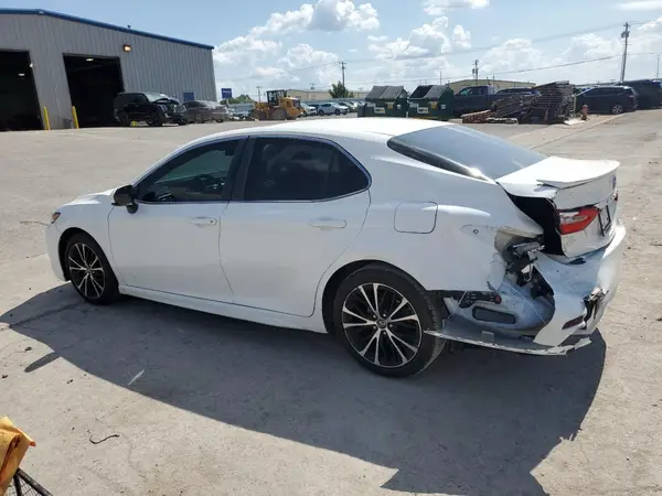 4T1B11HK0JU500246 2018 TOYOTA CAMRY - Image 2