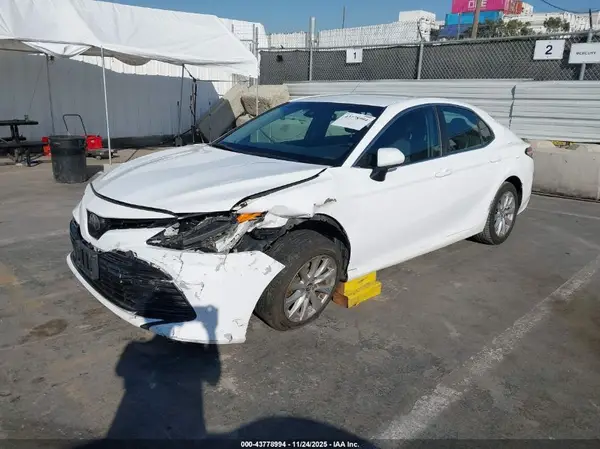 4T1B11HK0JU503003 2018 TOYOTA CAMRY - Image 2