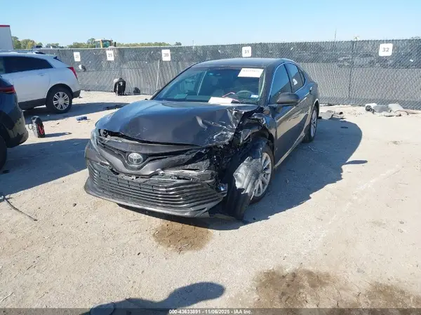 4T1B11HK0JU504975 2018 TOYOTA CAMRY - Image 2