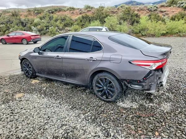 4T1B11HK0JU508038 2018 TOYOTA CAMRY - Image 2