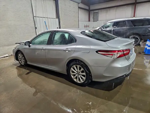 4T1B11HK0JU511716 2018 TOYOTA CAMRY - Image 2