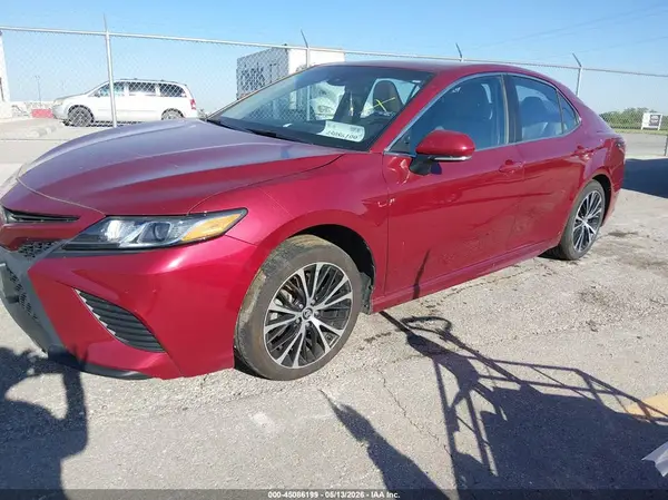 4T1B11HK0JU523140 2018 TOYOTA CAMRY - Image 2