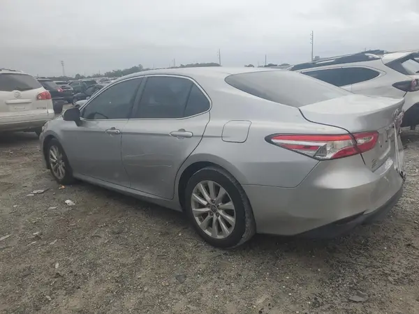 4T1B11HK0JU527480 2018 TOYOTA CAMRY - Image 2
