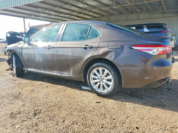 4T1B11HK0JU527804 2018 TOYOTA CAMRY - Image 2
