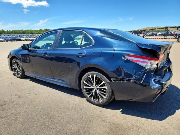 4T1B11HK0JU528581 2018 TOYOTA CAMRY - Image 2