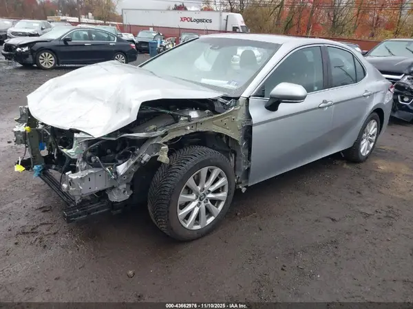 4T1B11HK0JU533182 2018 TOYOTA CAMRY - Image 2