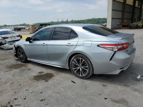 4T1B11HK0JU533764 2018 TOYOTA CAMRY - Image 2
