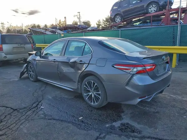 4T1B11HK0JU535823 2018 TOYOTA CAMRY - Image 2