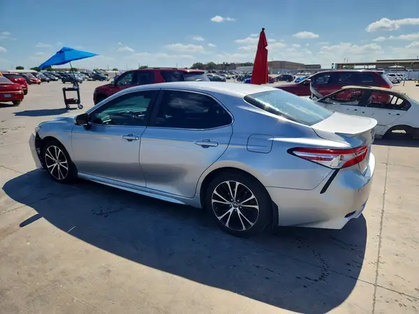 4T1B11HK0JU538768 2018 TOYOTA CAMRY - Image 2