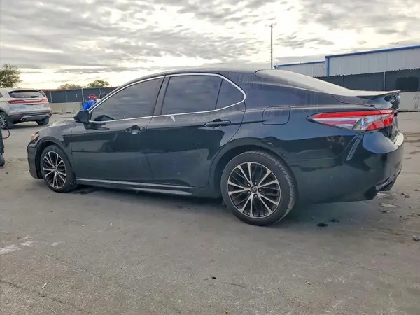 4T1B11HK0JU539323 2018 TOYOTA CAMRY - Image 2