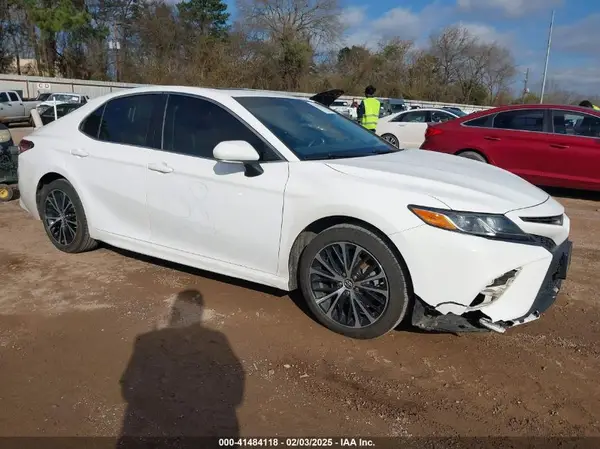 4T1B11HK0JU544182 2018 TOYOTA CAMRY - Image 1