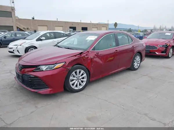 4T1B11HK0JU557191 2018 TOYOTA CAMRY - Image 2