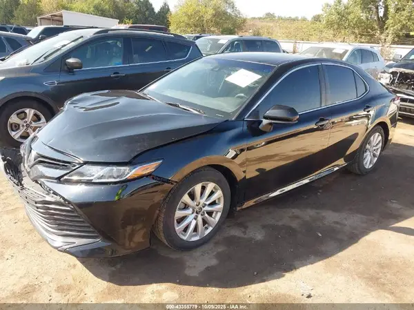 4T1B11HK0JU557644 2018 TOYOTA CAMRY - Image 2