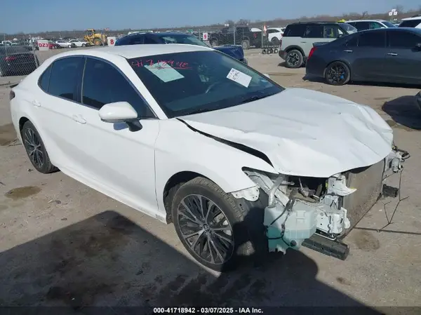 4T1B11HK0JU560740 2018 TOYOTA CAMRY - Image 1