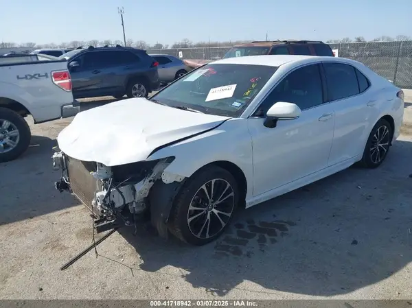 4T1B11HK0JU560740 2018 TOYOTA CAMRY - Image 2