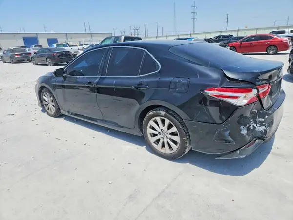 4T1B11HK0JU560916 2018 TOYOTA CAMRY - Image 2