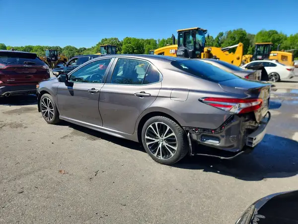 4T1B11HK0JU562424 2018 TOYOTA CAMRY - Image 2