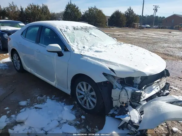 4T1B11HK0JU562715 2018 TOYOTA CAMRY - Image 1