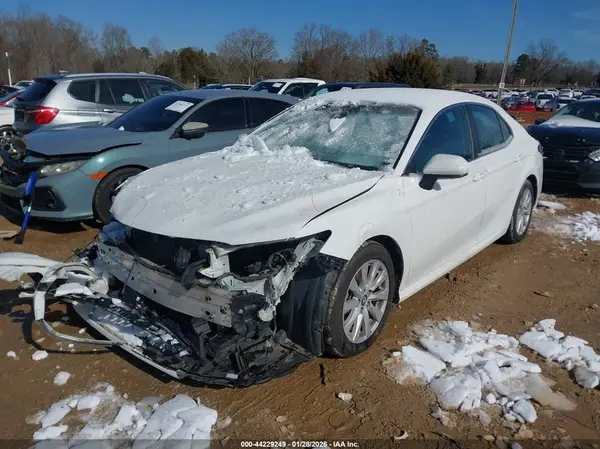 4T1B11HK0JU562715 2018 TOYOTA CAMRY - Image 2