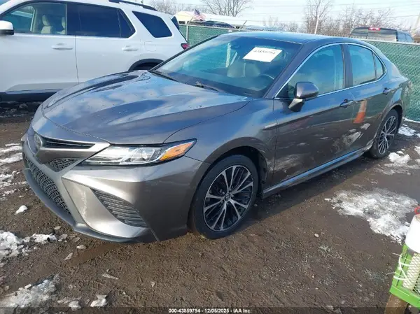4T1B11HK0JU563668 2018 TOYOTA CAMRY - Image 2
