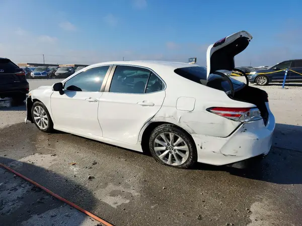 4T1B11HK0JU565095 2018 TOYOTA CAMRY - Image 2
