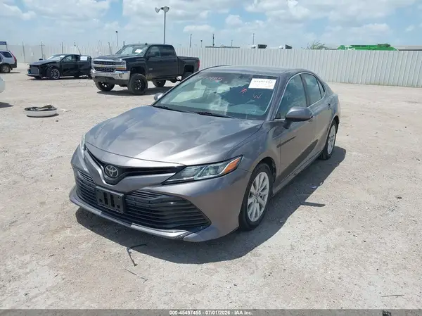 4T1B11HK0JU567526 2018 TOYOTA CAMRY - Image 2