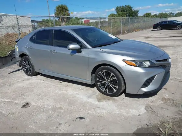 4T1B11HK0JU567932 2018 TOYOTA CAMRY - Image 1