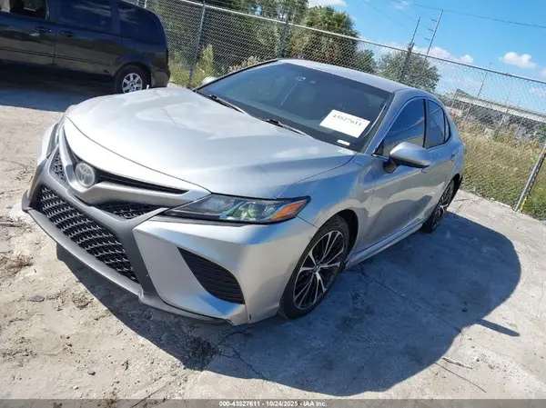 4T1B11HK0JU567932 2018 TOYOTA CAMRY - Image 2