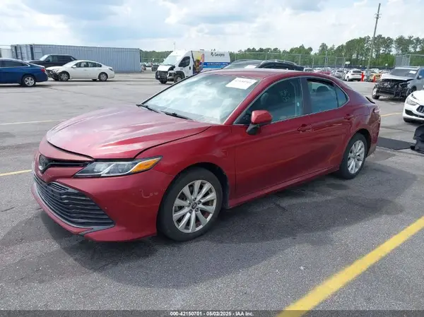 4T1B11HK0JU568028 2018 TOYOTA CAMRY - Image 2