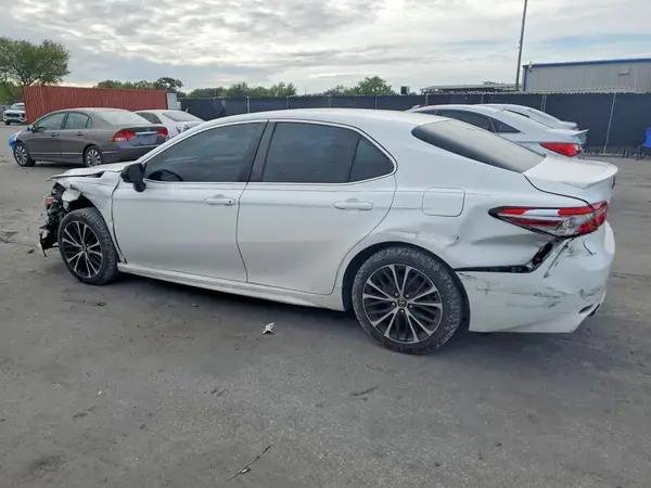 4T1B11HK0JU569891 2018 TOYOTA CAMRY - Image 2