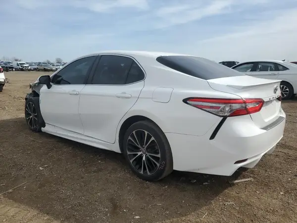 4T1B11HK0JU570524 2018 TOYOTA CAMRY - Image 2
