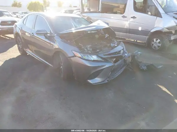 4T1B11HK0JU570605 2018 TOYOTA CAMRY - Image 1
