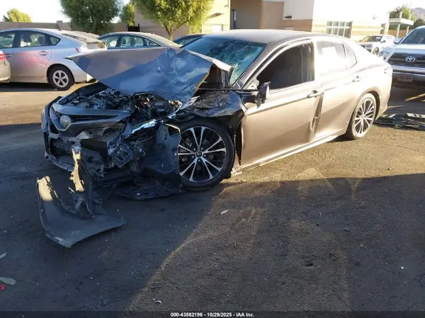 4T1B11HK0JU570605 2018 TOYOTA CAMRY - Image 2