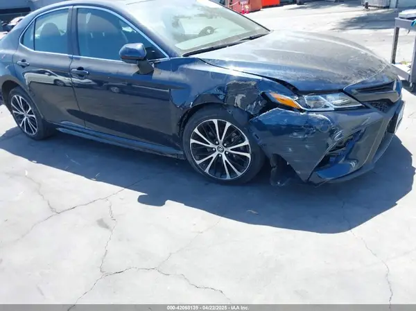 4T1B11HK0JU573181 2018 TOYOTA CAMRY - Image 1