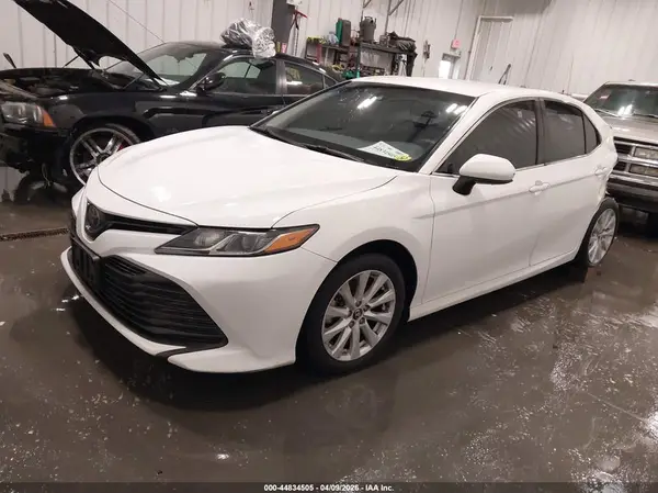 4T1B11HK0JU573200 2018 TOYOTA CAMRY - Image 2