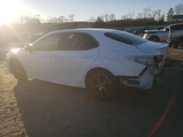 4T1B11HK0JU573441 2018 TOYOTA CAMRY - Image 2