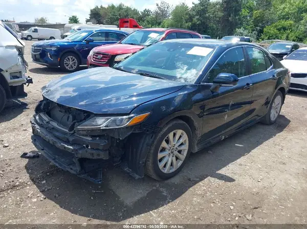 4T1B11HK0JU575125 2018 TOYOTA CAMRY - Image 2