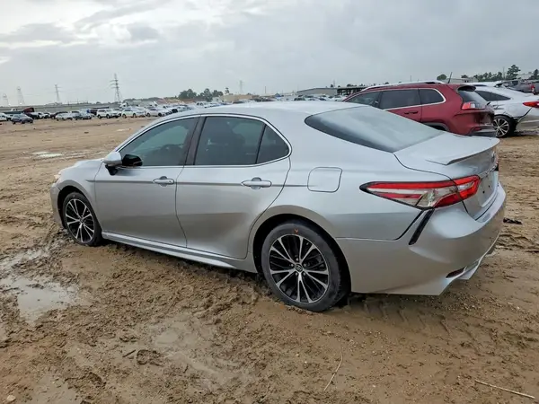 4T1B11HK0JU577411 2018 TOYOTA CAMRY - Image 2