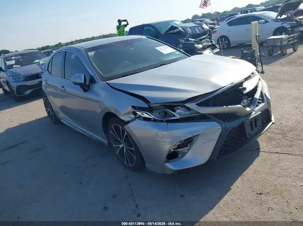 4T1B11HK0JU579532 2018 TOYOTA CAMRY - Image 1