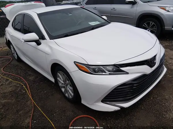 4T1B11HK0JU579630 2018 TOYOTA CAMRY - Image 1