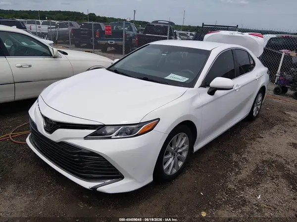 4T1B11HK0JU579630 2018 TOYOTA CAMRY - Image 2