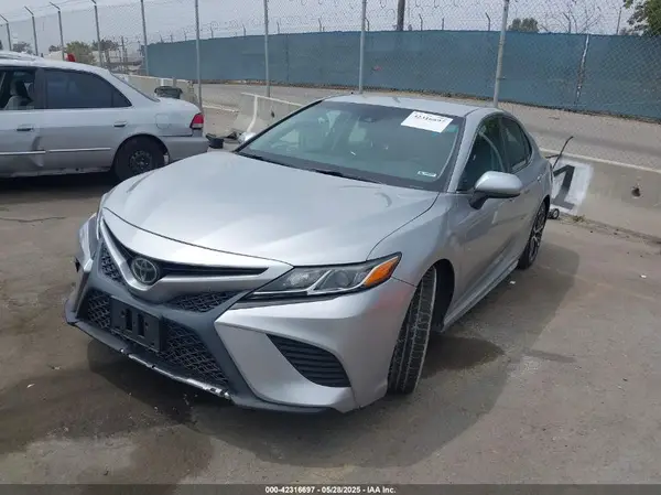 4T1B11HK0JU580891 2018 TOYOTA CAMRY - Image 2
