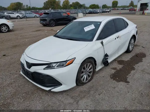 4T1B11HK0JU581832 2018 TOYOTA CAMRY - Image 2