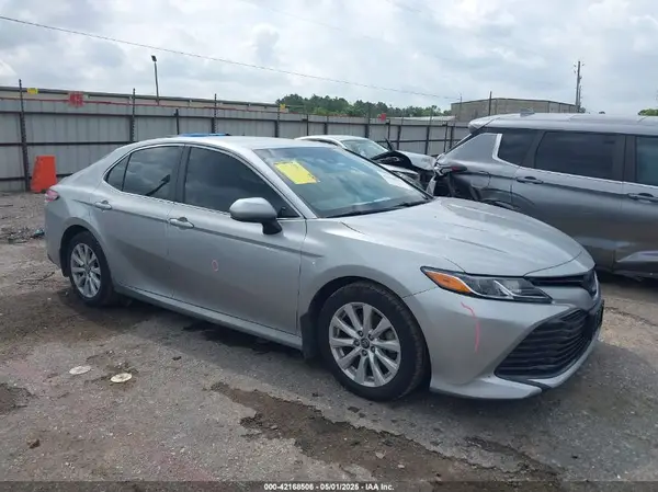4T1B11HK0JU585654 2018 TOYOTA CAMRY - Image 1