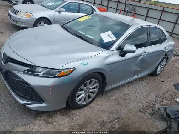 4T1B11HK0JU585654 2018 TOYOTA CAMRY - Image 2