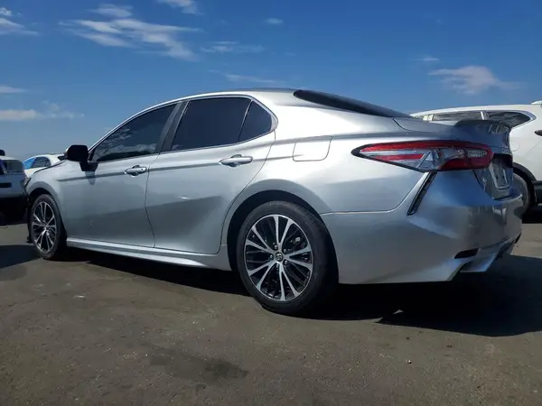 4T1B11HK0JU586867 2018 TOYOTA CAMRY - Image 2