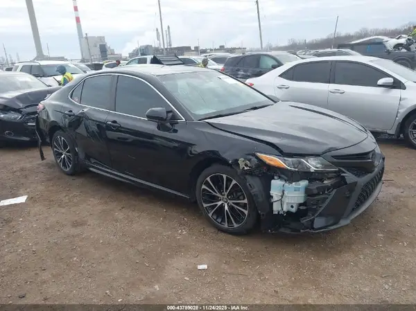 4T1B11HK0JU587954 2018 TOYOTA CAMRY - Image 1