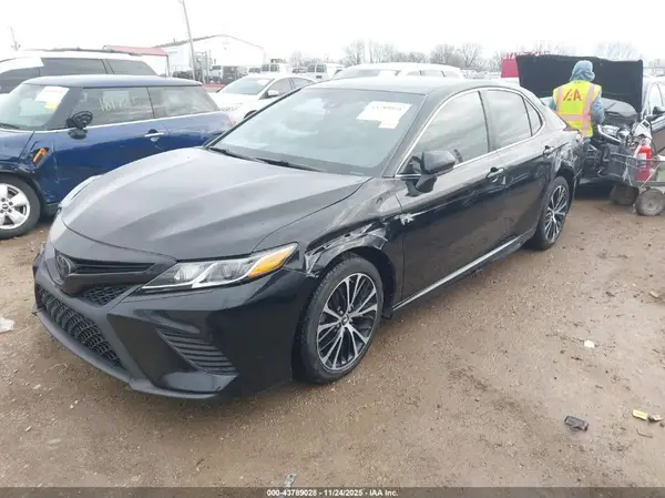 4T1B11HK0JU587954 2018 TOYOTA CAMRY - Image 2
