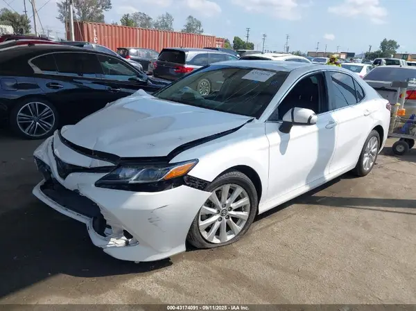 4T1B11HK0JU588411 2018 TOYOTA CAMRY - Image 2