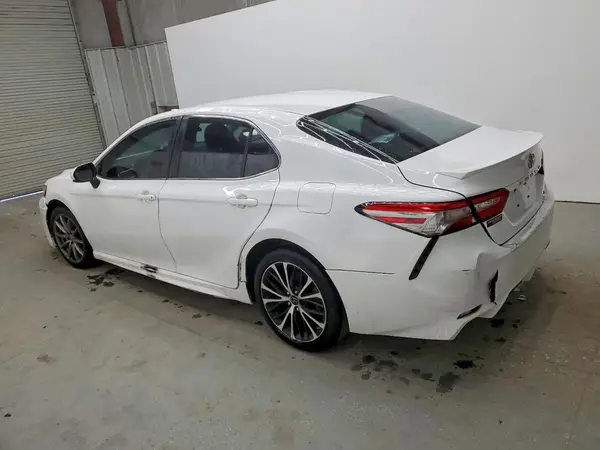 4T1B11HK0JU589011 2018 TOYOTA CAMRY - Image 2